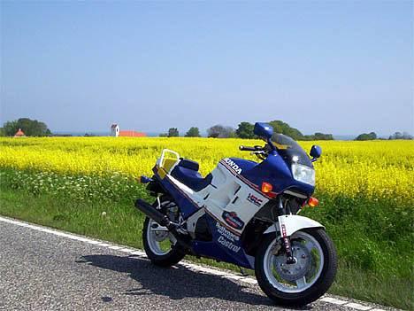 Honda VFR750F *SOLGT* - Vidunderet med AS kirke i baggrunden. Juni 2005 billede 9