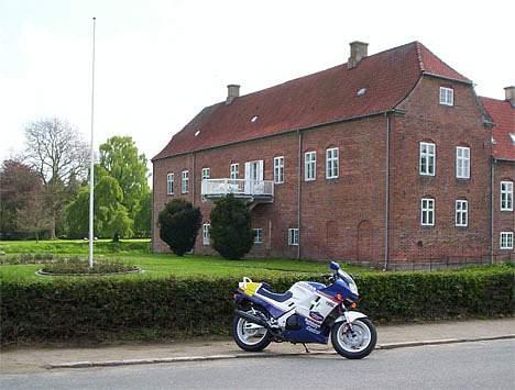 Honda VFR750F *SOLGT* - Og her er vidunderet så afbilledet foran Boller Slot. Juni 2005 billede 10