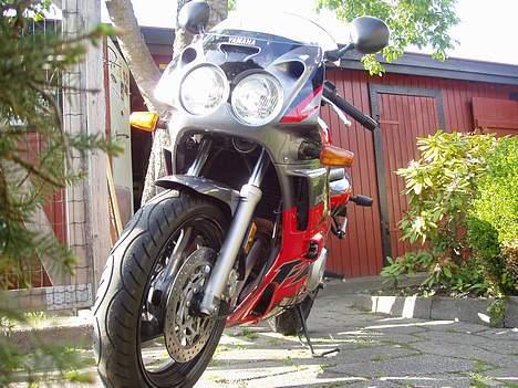 Yamaha FZR 600 billede 3