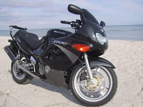 Suzuki GSXF 600 | RANDERS |SOLGT - og en frø kiggede midsundende billede 2