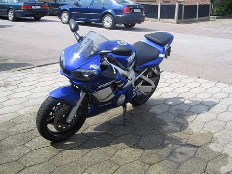 Yamaha YZF R6 SOLGT - Her er så monteret små blink.. Det er godtnok en pynt.. billede 5