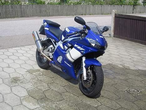Yamaha YZF R6 SOLGT - Her er lige en fra styrebord side ;-) billede 6