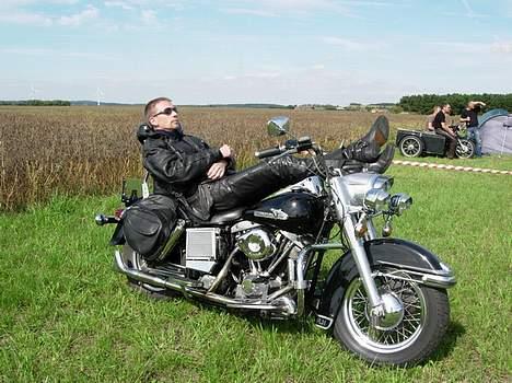 Harley Davidson Electra Glide FLH 1200 - Efter en lang køretur til Mosten Raceday er det rart at hvile lidt. billede 3