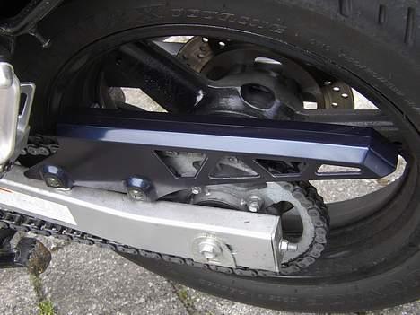 Suzuki GSX 750 F - En indfarvet kædeguard billede 8