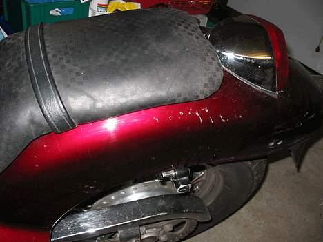 Honda VT 600 - Lidt skrammer har den også, og sædet er helt hen i hegnet... og lige så hårdt som et bræt billede 3