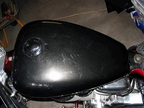 Honda VT 600 - Tanken er blevet spartlet og slebet med en korn 60 !!!!..... Det ser ud af hel.... til. billede 4