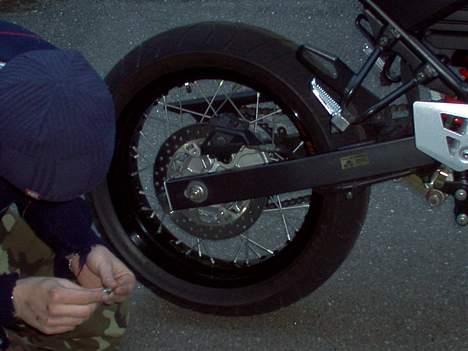 Yamaha XT660X **SOLGT** - Yamaha kunne godt have ofret en lidt federe baggaffel.. f.eks den fra TT600modellen.  billede 3