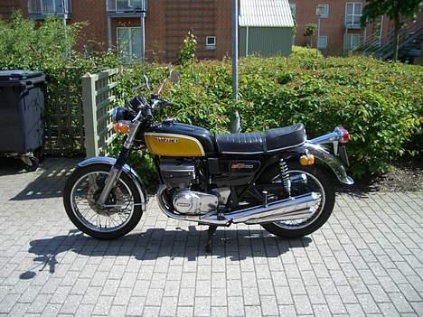 Suzuki GT 550 3-cylindret 2-takt - Med midlertidig guld farvet tank. Den blå skal males om pga. rust under skiltene. billede 2