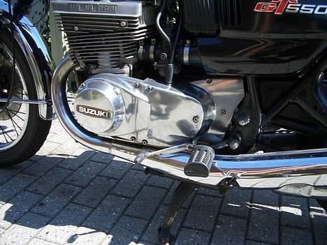 Suzuki GT 550 3-cylindret 2-takt - Ja den er så blank, man også kan se mine ben :-) billede 6