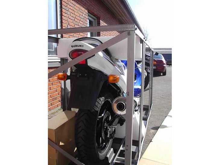 Suzuki GSX 600f (Ringkøbing) - Her ses min SPRIT nye cykel i sit ankomene bur billede 1