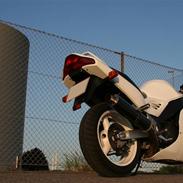 Suzuki RF 900R - White power 