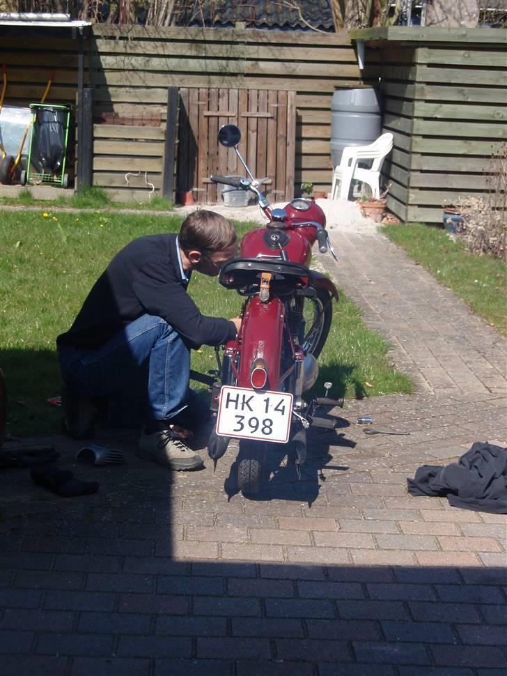 Jawa 350 model 18 - 13.03.08 så er den første forkerte nummerplade på. Så kan vi køre billede 10