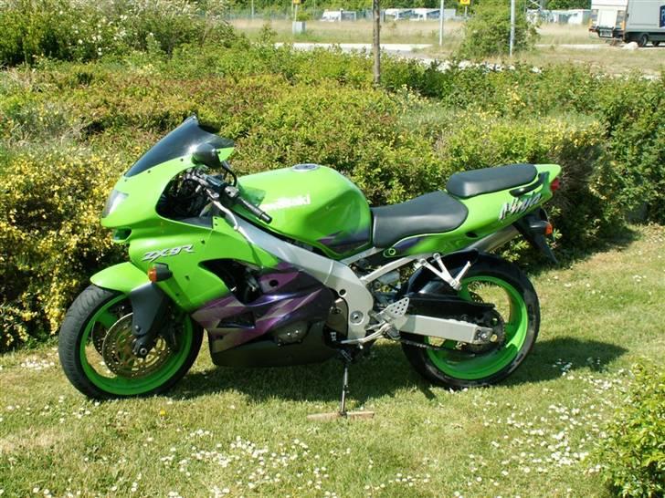 Kawasaki ZX9R **SOLGT D. 8/6-11** billede 2