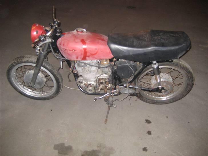 Honda cb 350 solgt - lille lise i en bedre vinkel billede 4