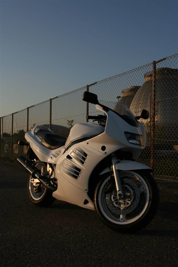 Suzuki RF 900R - White power  billede 3