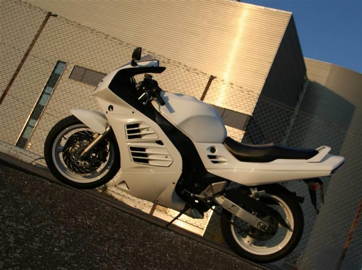 Suzuki RF 900R - White power  billede 4