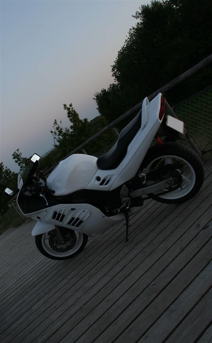 Suzuki RF 900R - White power  billede 9