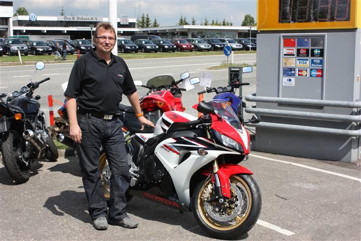 Honda CBR 1000RR Tricolor - Torben T ham selv, honda`ens trib står på 0 billede 1