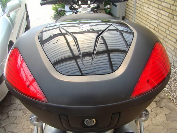 Suzuki DL1000V-Strom - Endelig efter 2 måneder har jeg fået en dækplade til topboksen, den skal skam bestilles særskilt. billede 7