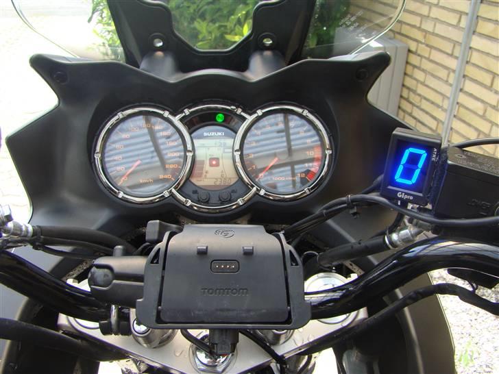 Suzuki DL1000V-Strom - Nu har jeg også fået en gearindikator for svagtseende. Rart man ikke skal have briller på for at se hvad gear man er i. Den bagerste MC er heller ikke i tvivl om hvad gear jeg kører i;-) billede 9