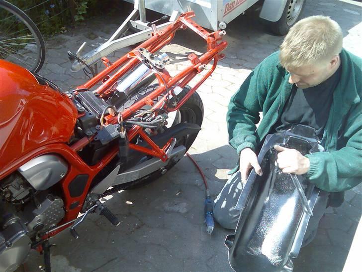 Suzuki GSF Bandit 600 - Montering af Undertray, tak til Bjarne! billede 10