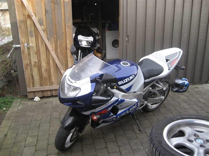 Suzuki Gsx-R 750 K2 #Stjålet# - Her er lige et billede af dem begge, min srad- 600 er solgt nu. billede 7