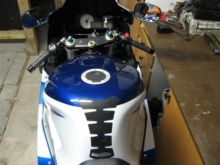 Suzuki Gsx-R 750 K2 #Stjålet# - Her fik jeg mont. tank-pad og sort -visir billede 9
