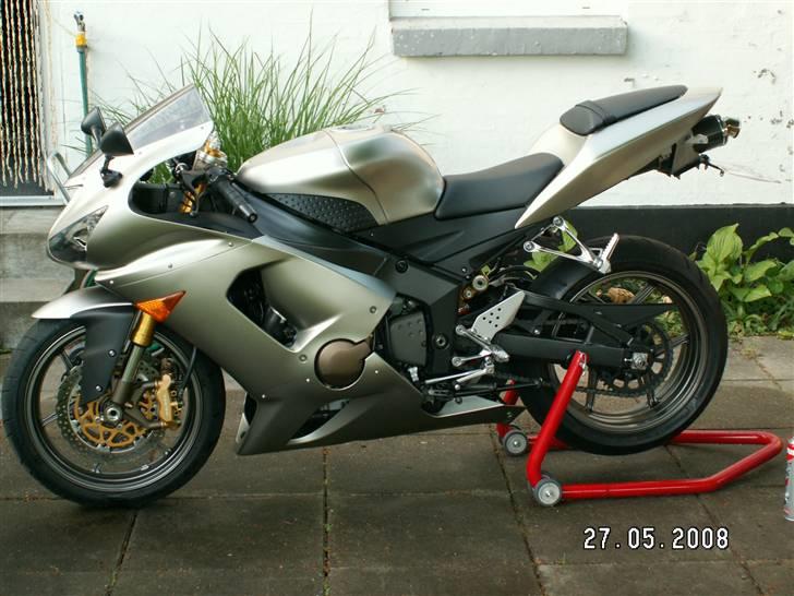 Kawasaki ZX6R Ninja - Står den lige og får lidt kæde olie..  billede 2