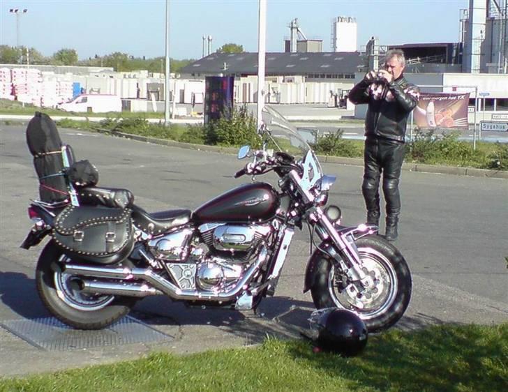 Suzuki vz 800 Marauder - På vej til MC touring camp i pinsen 2008 Det er en klubmedlem som er ved at tage et billede af cyklerne billede 10