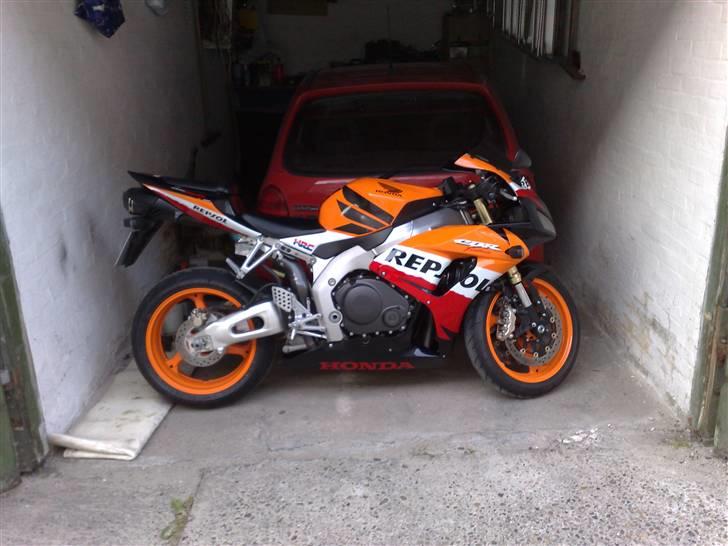 Honda CBR 1000 RR (Repsol) - Endelig min (fars lille baby) billede 2