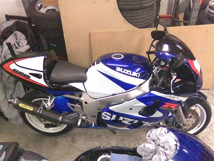 Suzuki GSX-R 600 *Stjålet 20/4* - Billederne er taget under vinteropbevaringen med min tlf så derfor kvaliteten er meget ringe. Der kommer selvfølgelig snart nye :) billede 1