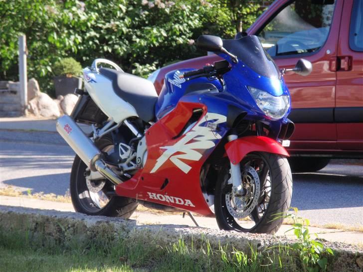 Honda CBR 600 F4 *SOLGT* billede 1
