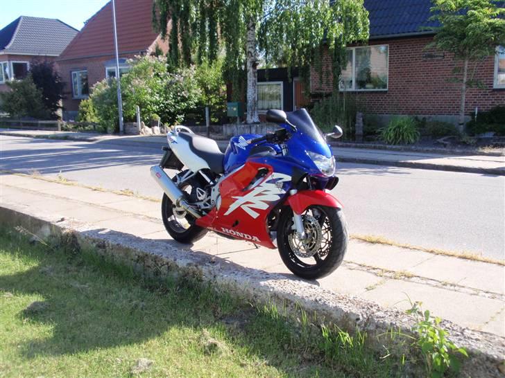 Honda CBR 600 F4 *SOLGT* billede 2