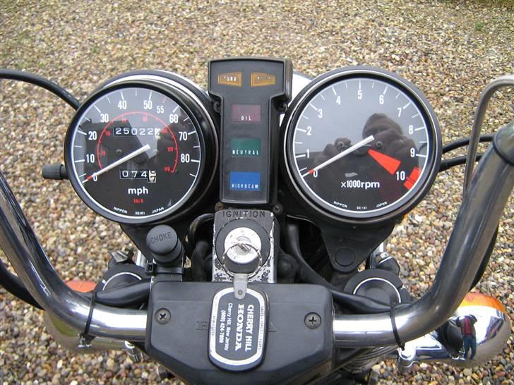 Honda CB 650 Custom - Bemærk, at speedometeret kun går til 140 km/t. Til gengæld står den kun til at have kørt 25000 miles. billede 4