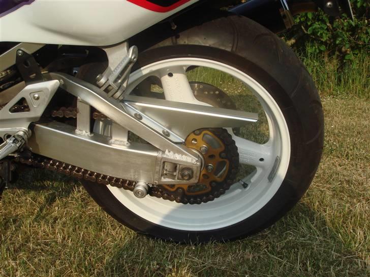 Suzuki GSXR 750 UNDER OMBYGNING - Den nymalede fælg billede 6