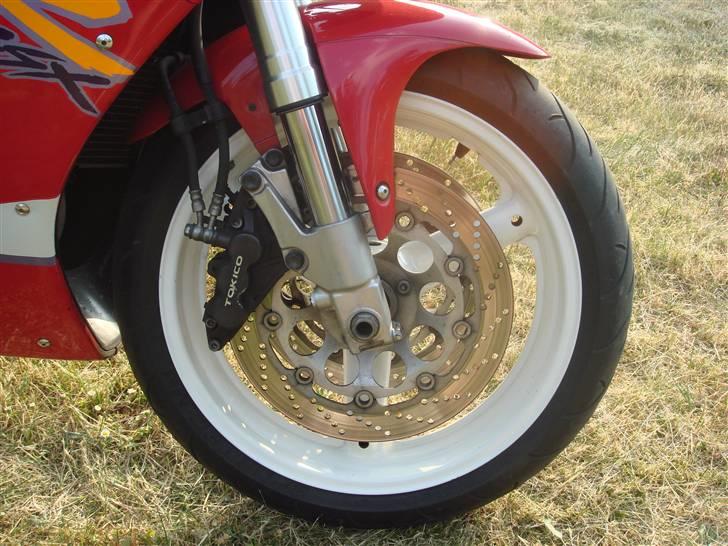 Suzuki GSXR 750 UNDER OMBYGNING - Den nymalede fælg billede 9