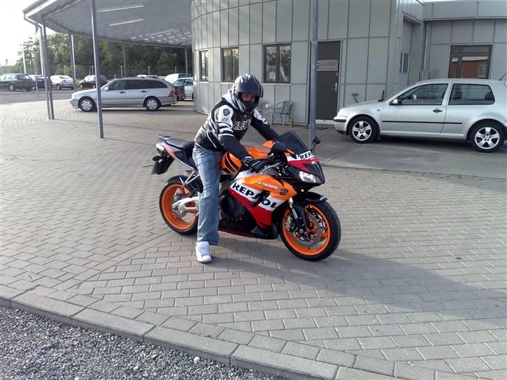 Honda CBR 1000 RR (Repsol) - mig på vild dyret billede 3