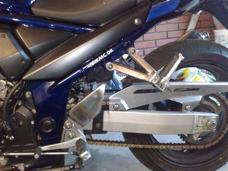 Suzuki GSF 1200 SA **SOLGT** - fodhviler konsol og hælplade blankpoleret billede 17