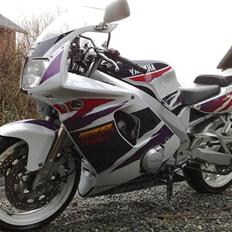 Yamaha FZR 600R