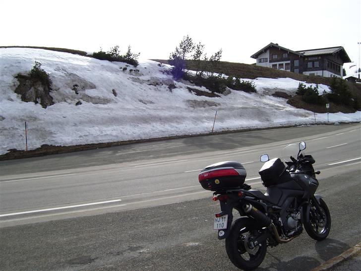 Suzuki DL 650 V-Strom - Skisæsonnen er ikke helt slut i april måned. Her ved Berchtesgarden i 1800 meter billede 11