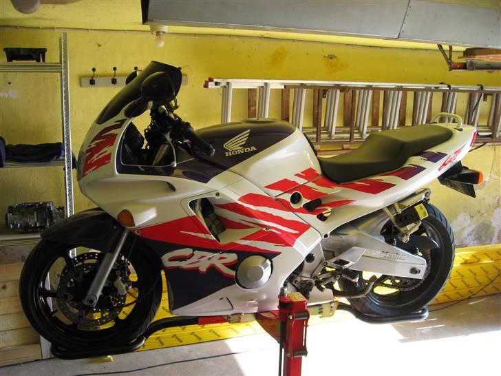 Honda CBR 600 F2 - 1. stk svævende MC...   Nu er den I lidt mere arbejdsvenlig højde. billede 12