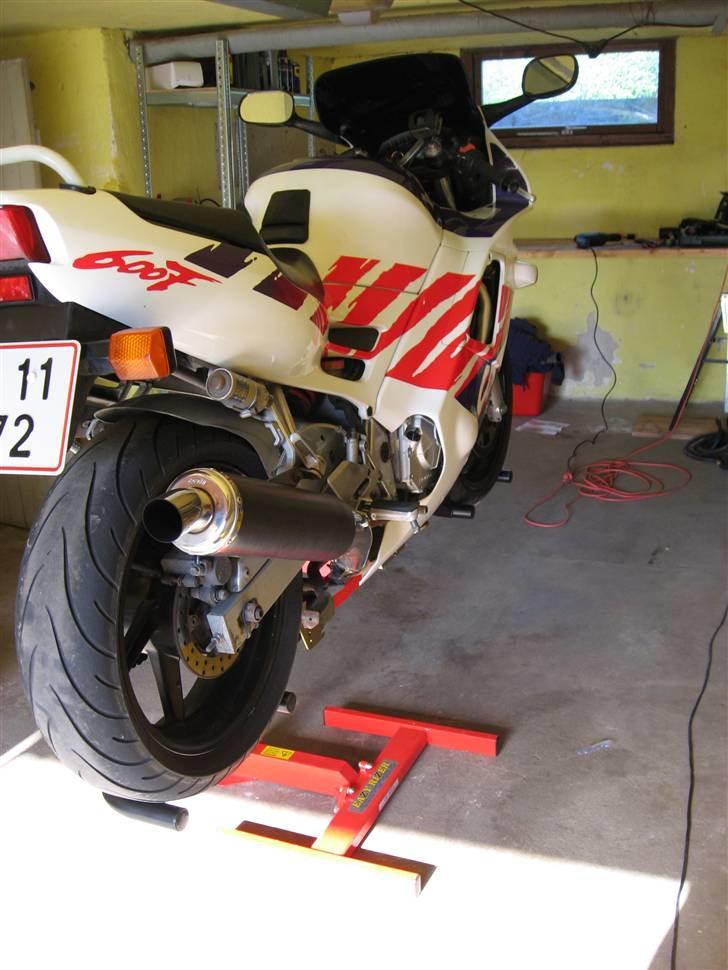 Honda CBR 600 F2 - 1. stk svævende MC...   Nu er den I lidt mere arbejdsvenlig højde. billede 13