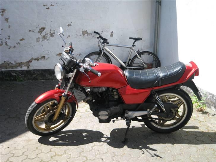 Honda CB 400 billede 1