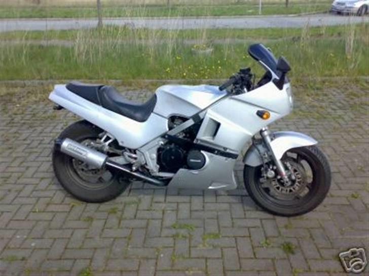 Kawasaki GPZ 600 R billede 5