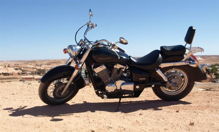 Honda VT750C Shadow (SOLGT) - Yrsa oppe ved Coober Peedy, Australien. billede 1