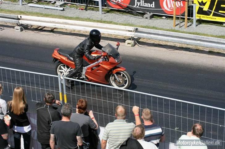 Honda VFR 750 - Jeg var i år (2008) til race i Allingåbro - En kanon god tur og en lækker bane. . .  og så blev der selvføægelig brændt noget dæk af!!! billede 1