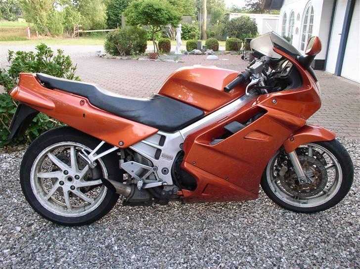 Honda VFR 750 - Her ses min mc og se lige min udsødningen -  ´´det lyder godt´´!!!! billede 2