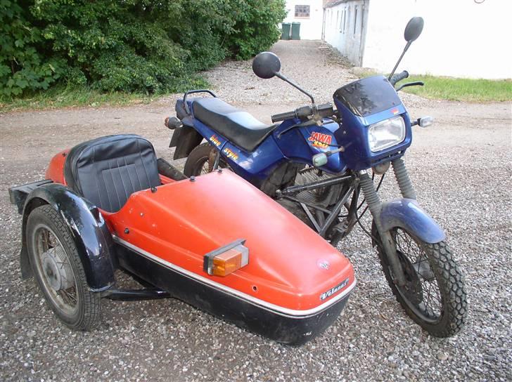 Honda VFR 750 - Det her er min vinter mc, som jeg kører på hele vinter halvåret. De få rå kører jo mc hele året :-) Det er en gallem Jawa Blue Style fra 1985 - Orange sidevogn... så kører det bare der ud ad- den er jo bare så PIV FRÆK!!! billede 3