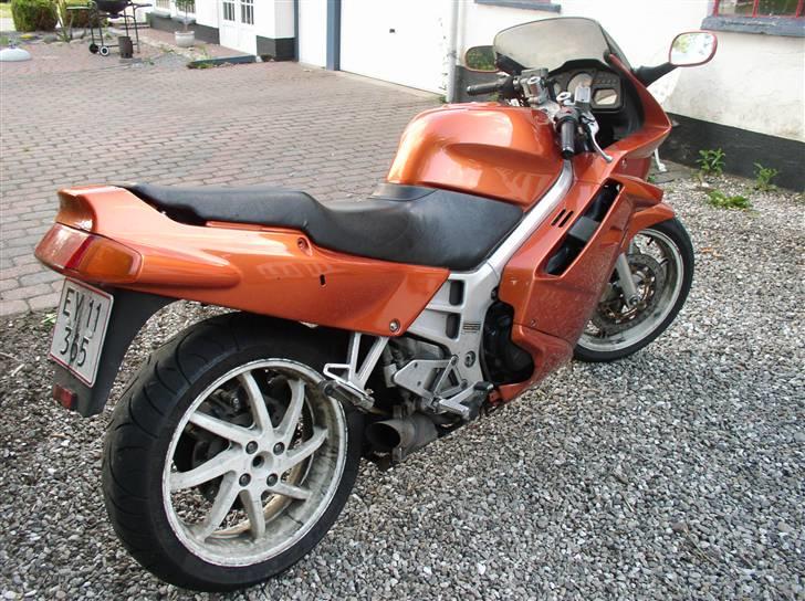 Honda VFR 750 - Bagdækket er lyn hurtigt at skifte, så der er ingen tvivt om, at jeg får brændt rigtig mange dæk af til de forskellige træf! billede 4