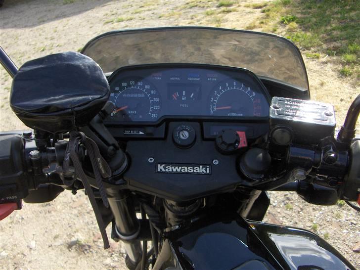 Kawasaki GpZ 550  *TIL SALG* - Her kan man så se beslaget til GPS´en billede 12
